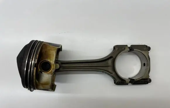 Volkswagen PASSAT B6 Piston 