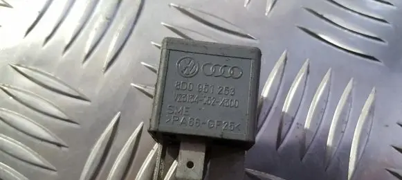 Volkswagen PASSAT B5.5 Other relay 8D0951253 V23134-J52-X300