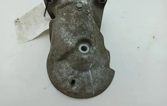 Engine mounting bracket
