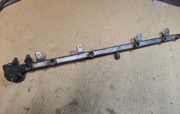 Fuel main line pipe