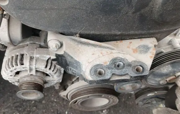 Opel Zafira B Engine mounting bracket 332253673