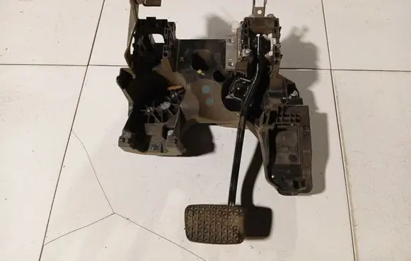 Opel Insignia A Brake pedal 