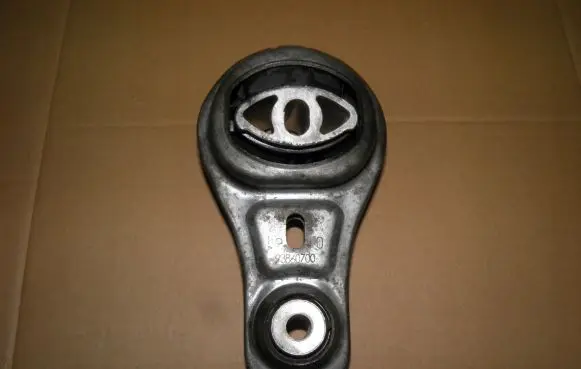 Opel Movano B Engine mount bracket 8200675206 112388746R