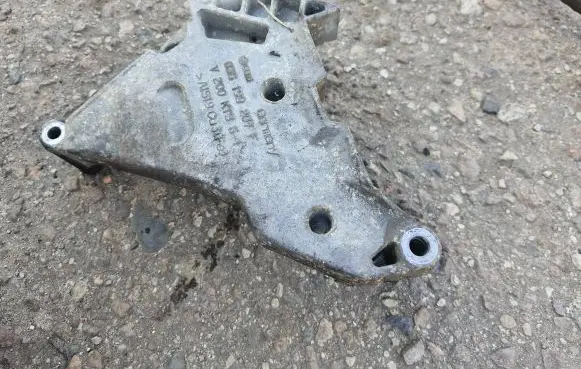 Volkswagen PASSAT B6 Engine mounting bracket 03G199207F V200KT861