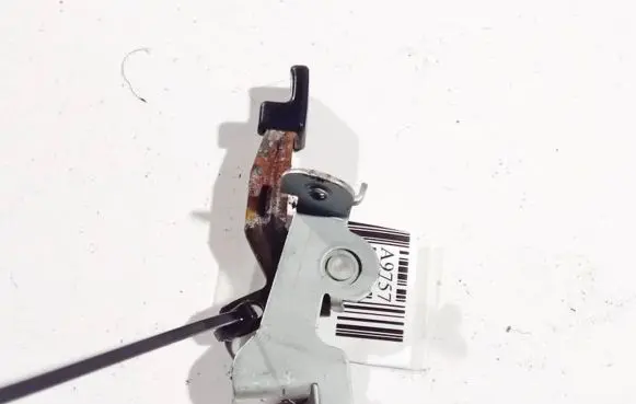 Suzuki Grand Vitara II Fuel tank opening switch 