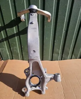 Volvo XC60 Front wheel hub spindle knuckle 32298140