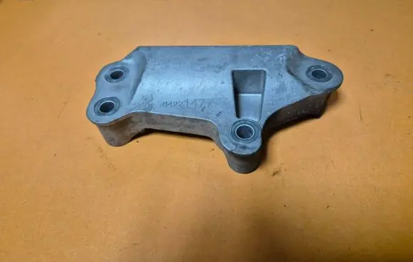 Opel Insignia B Engine mounting bracket 84221477