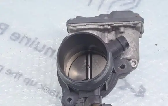 BMW 2 F46 Throttle body valve 7619008