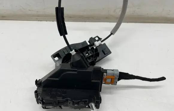 Opel Vivaro Front door lock 16942550