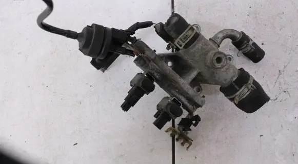 Volvo V70 Thermostat/thermostat housing 1S7G8K556AJ