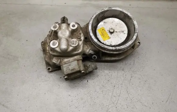 Audi 80 90 B3 Fuel distributor 0438121011 026133353 0438101005