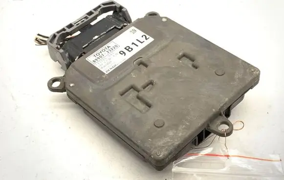 Toyota Camry VIII XV70 Voltage converter/converter module 89907-33220
