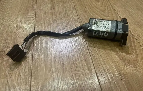 Mercedes-Benz C W203 Seat adjustment motor A2038203842 1124701 12V500014