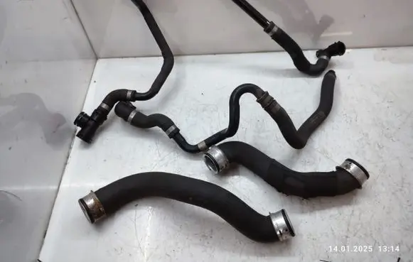 Mercedes-Benz CLS C218 X218 Engine coolant pipe/hose A2185012882