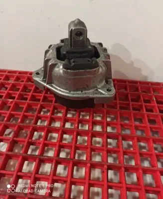 Engine mount bracket
