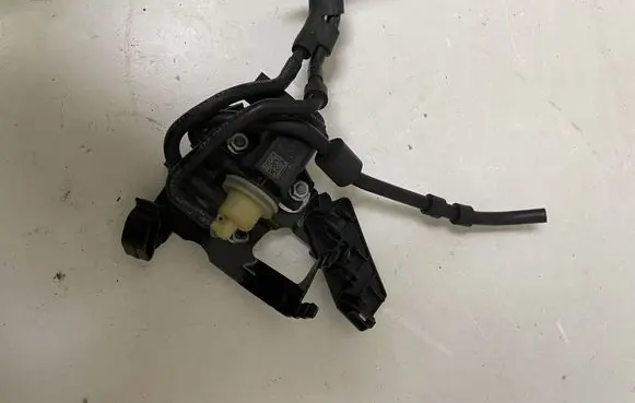 Volkswagen Golf VII Vacuum valve 04L131051