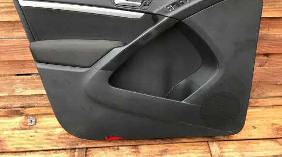 Volkswagen Tiguan Front door card panel trim
