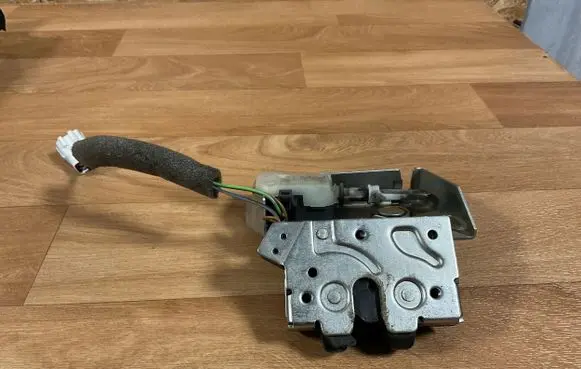 Ford Mondeo Mk III Tailgate/trunk/boot lock/catch/latch F00P2E0401 754669