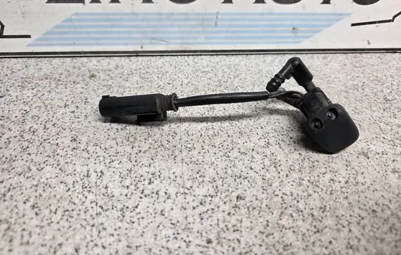 BMW 5 E39 Windshield washer spray nozzle 8361042