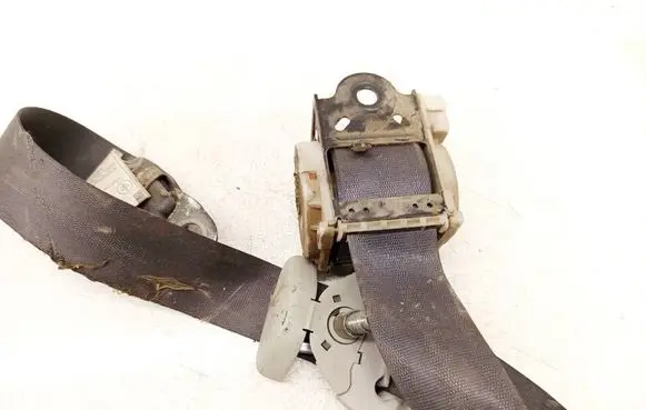 Toyota Avensis Verso Middle seatbelt (rear) E40431041