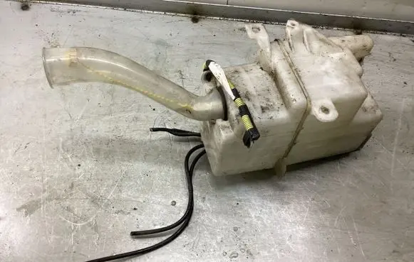 Windshield washer fluid reservoir/tank