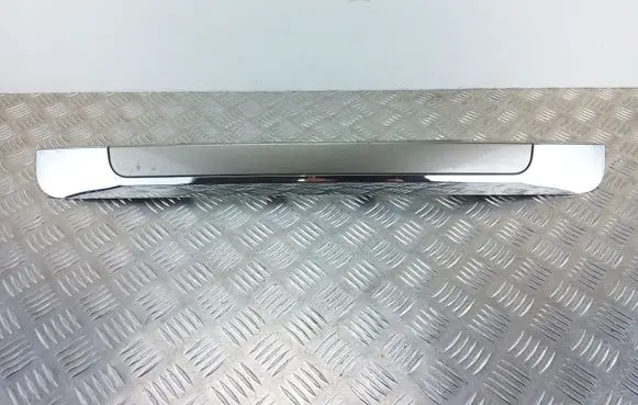 Trunk door license plate light bar