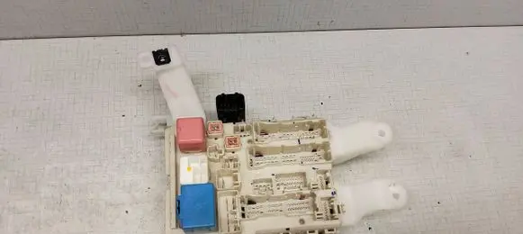 Toyota Verso Fuse module 827300F051C 157310C08 819800D040