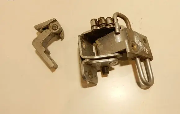 Audi A6 S6 C6 4F Front door lower hinge 8E0831412B 51404