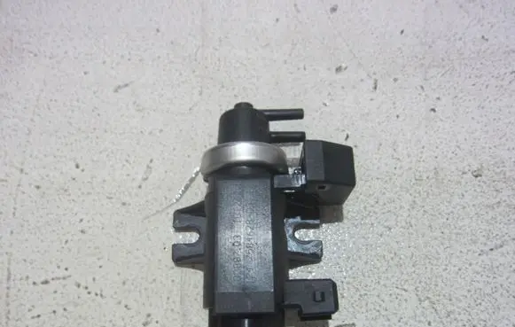 BMW X3 F25 Turbo solenoid valve 11747626351