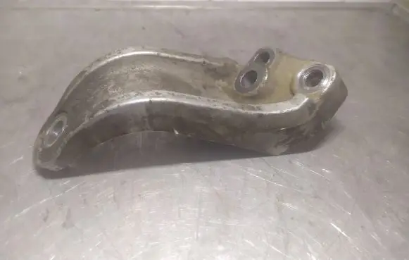 Hyundai Santa Fe Engine mounting bracket