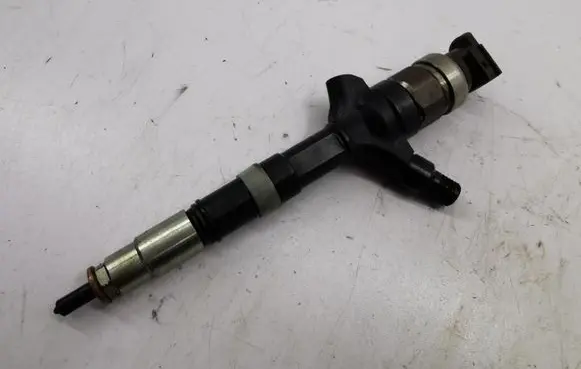 Toyota Corolla E120 E130 Fuel injector 236700G010 10G08595