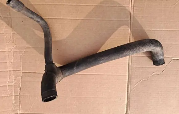 Mercedes-Benz 190 W201 Engine coolant pipe/hose 2015016682