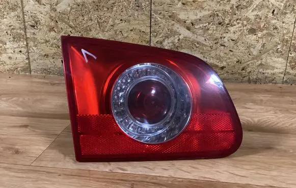 Tailgate rear/tail lights