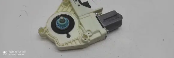 Audi A4 S4 B8 8K Front door window regulator motor 8K0959812