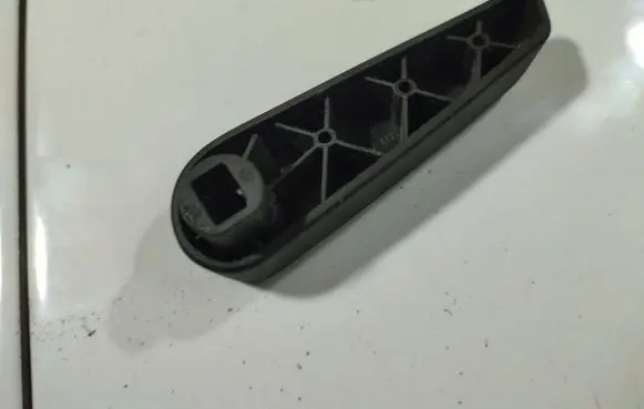 Opel Zafira B Engine bonnet (hood) release handle 