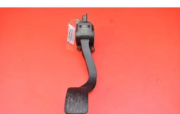 Accelerator throttle pedal