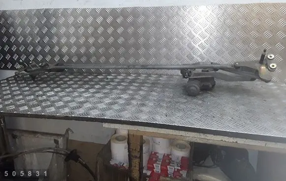 Front wiper linkage
