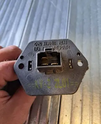 KIA Carnival Heater blower motor/fan resistor KV22L01