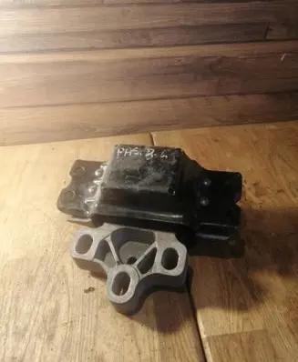 Volkswagen PASSAT B6 Engine mount bracket