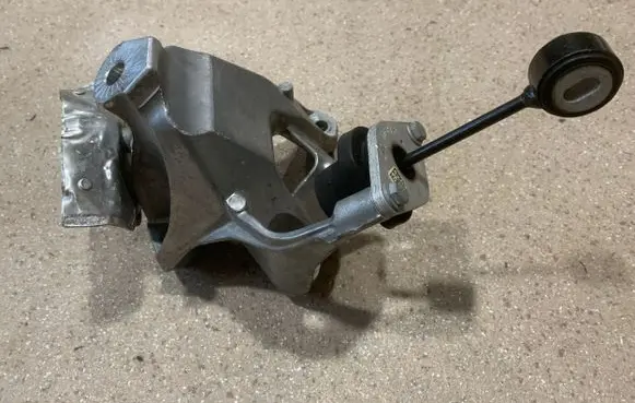Audi Q7 4M Engine mounting bracket 4M0199307AF 4M0199387
