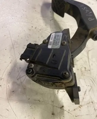 Volkswagen PASSAT B5.5 Accelerator throttle pedal 8D1721523F 6VP00837603