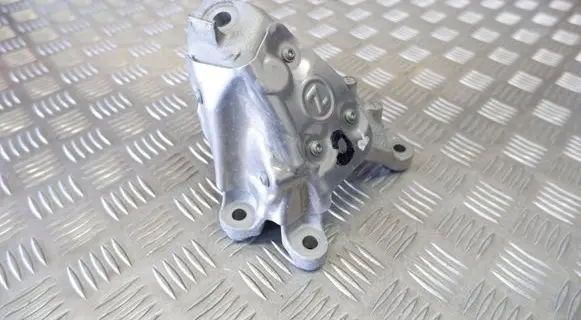 BMW 5 G30 G31 Engine mounting bracket 6870754