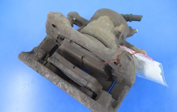 Nissan Note (E11) Front brake caliper