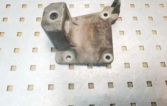 BMW 5 E39 Engine mounting bracket 6751226