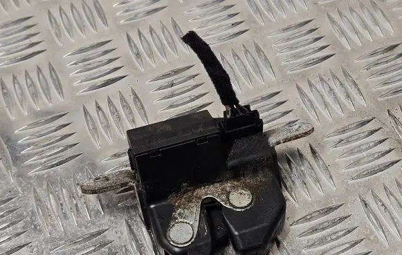 Loading door lock