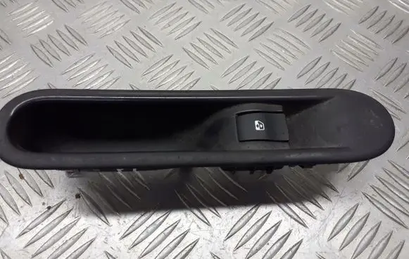 Renault Espace IV Quarter vent window switch 820032794