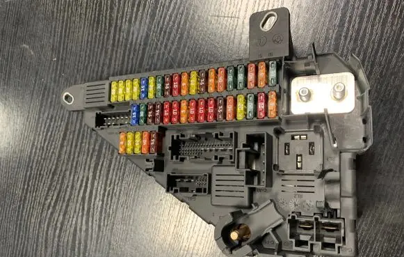 BMW 5 E60 E61 Fuse module 6906619