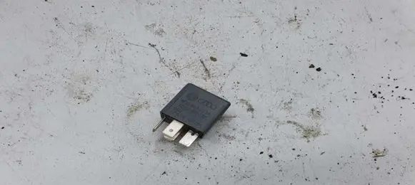 Volkswagen PASSAT B5 Other relay 8D0851253A V23134B52X301