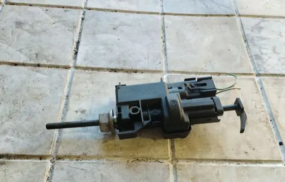 Fuel tank cap lock motor