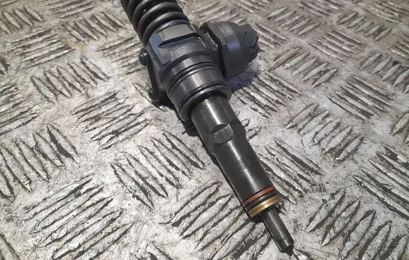 Skoda Octavia Mk2 (1Z) Fuel injector 038130073AG 0414720215